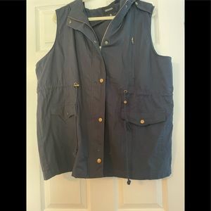 Sleeveless cargo vest , zipper front. Pockets, good. Size 3x NAVY BLUE